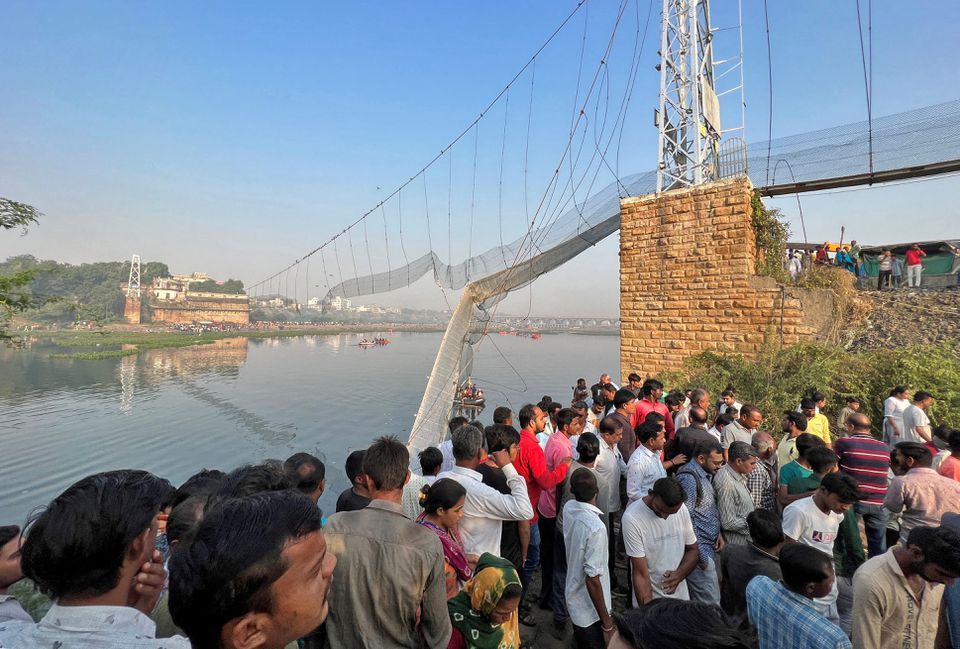 Jembatan Tua di India Ambruk dan Menelan Banyak Korban Jiwa