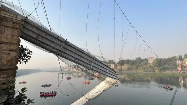 Jembatan Tua di India Ambruk dan Menelan Banyak Korban Jiwa